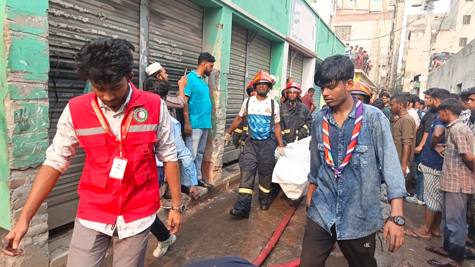 মরদেহ উদ্ধার করে নিয়ে যাচ্ছে ফায়ার সার্ভিসের কর্মীরা